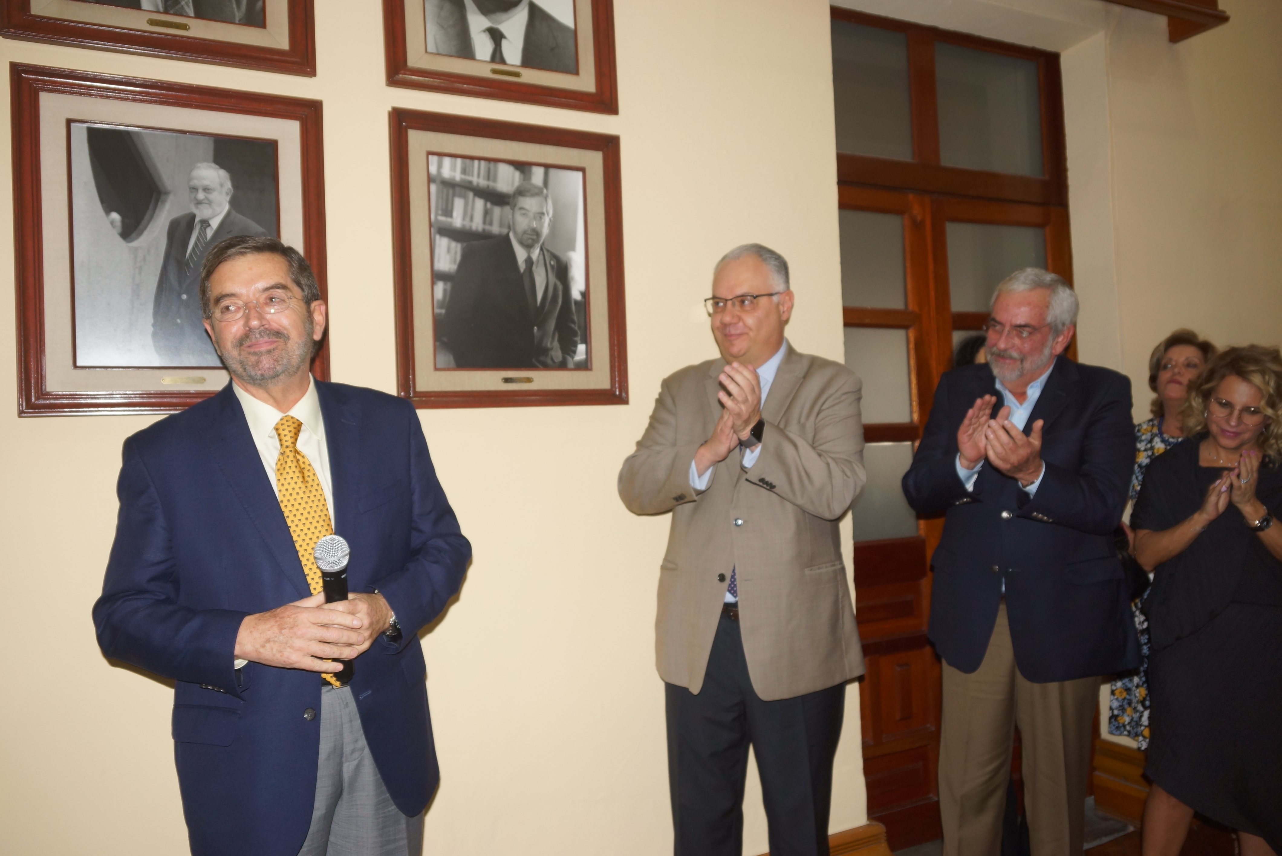 Develan retrato del doctor Juan Ramón de la Fuente