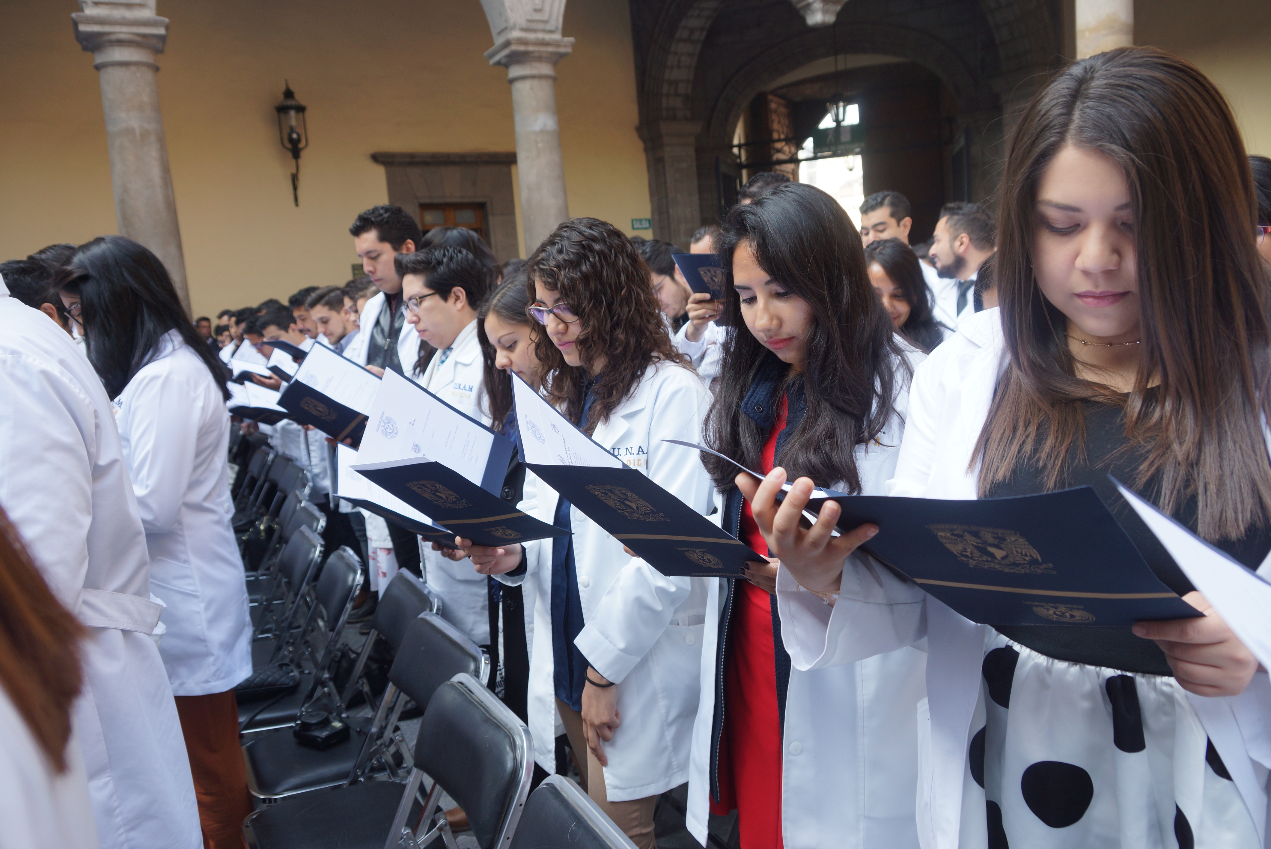 Alumnos se comprometen con la medicina y la sociedad