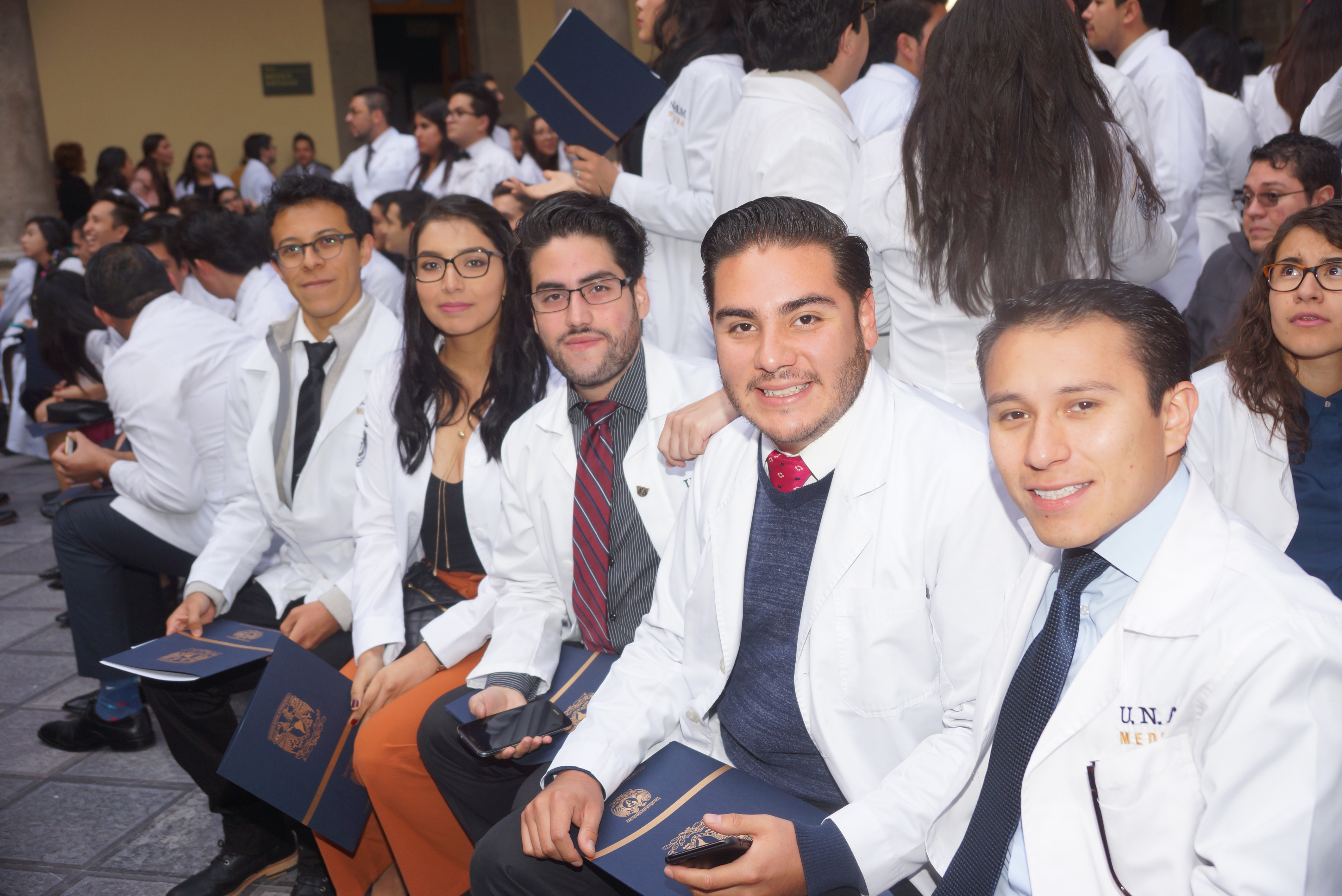 Iniciarán 860 médicos pasantes su servicio social
