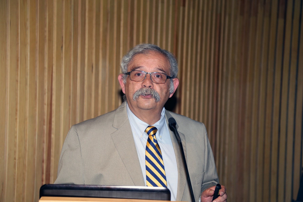 El doctor Rogelio Chavolla, miembro de la AMC