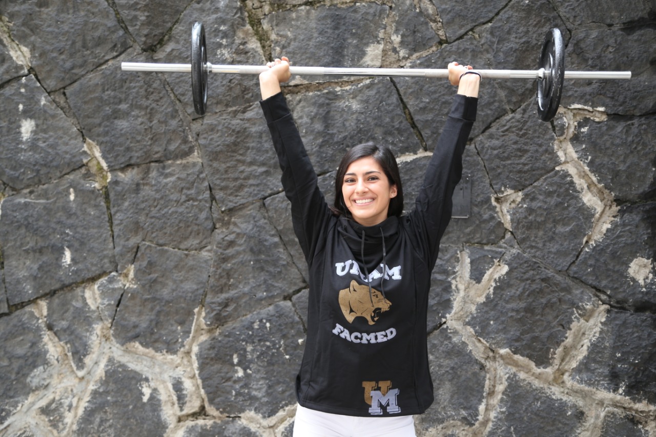 Stephania Medina, representante de la Facultad en halterofilia