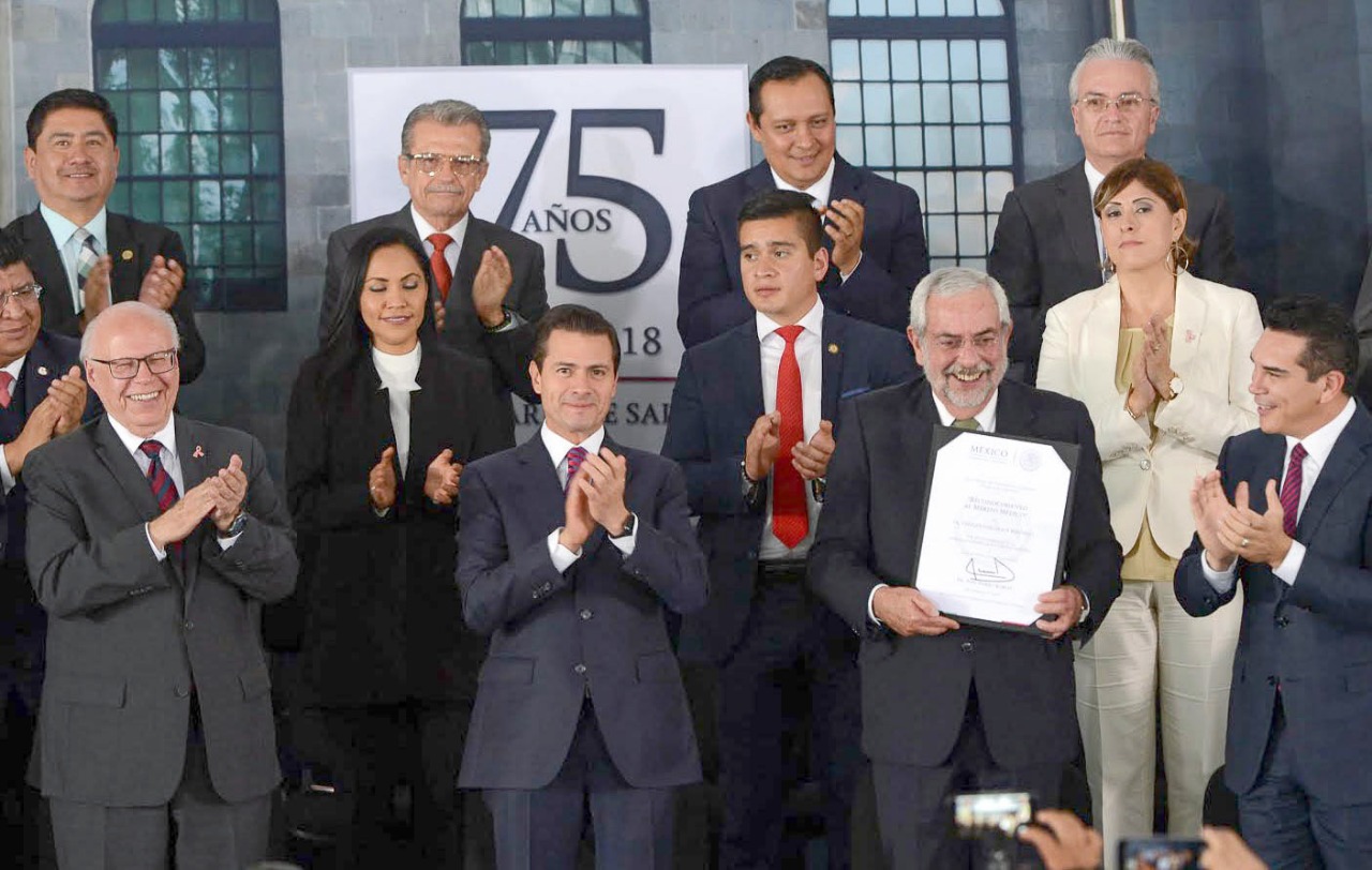 El “Reconocimiento al Mérito Médico” para los doctores Enrique Graue y Mercedes Juan