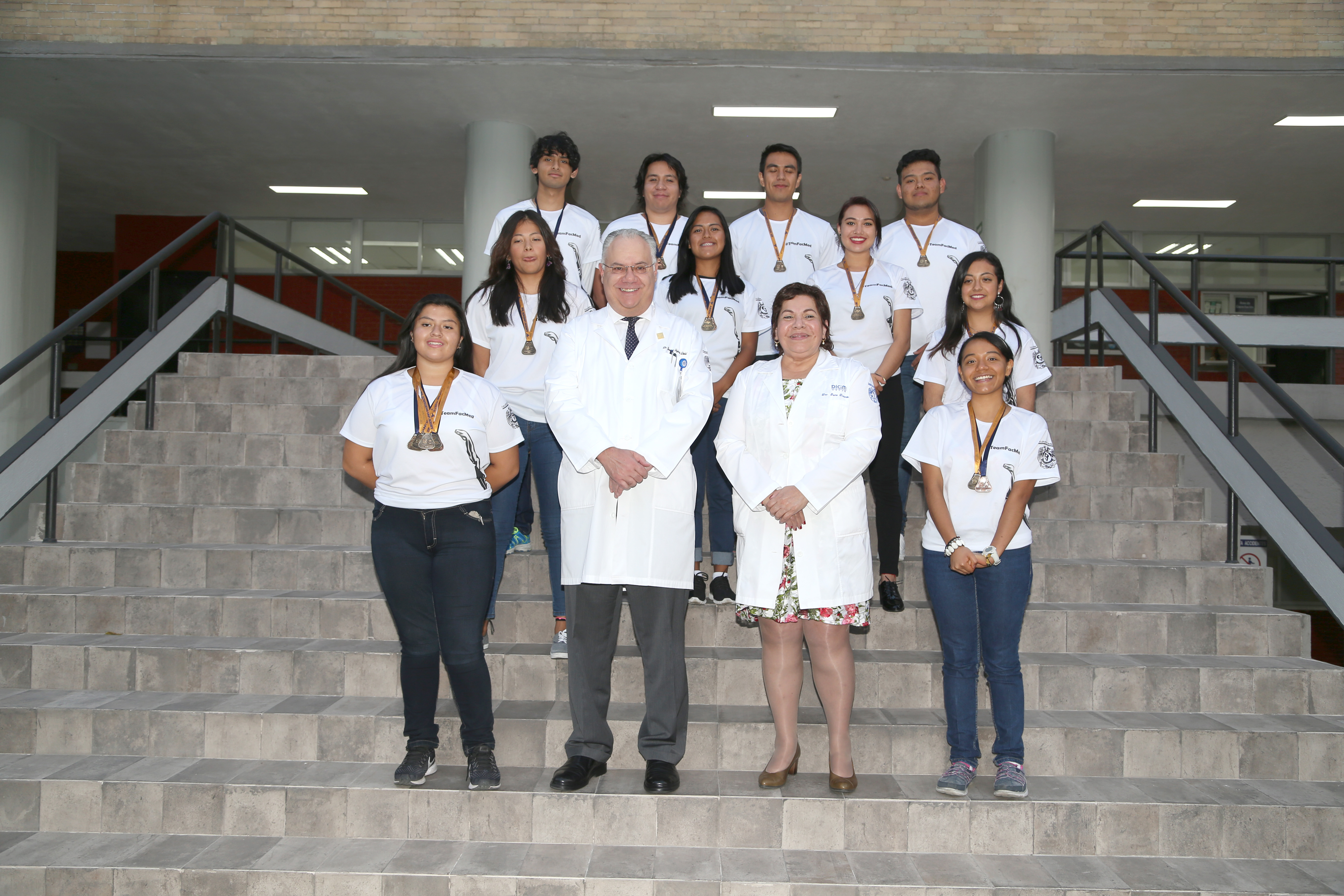 El primer equipo de natación de la FacMed gana 11 medallas