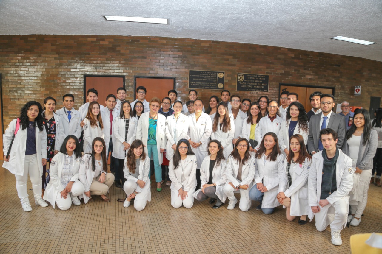 Alumnos presentan resultados de su investigación en encuentro de carteles