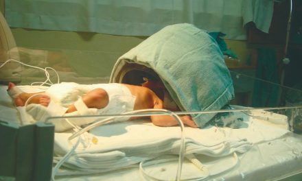 ¿Cómo ayuda el ciclo de luz y oscuridad en la mejora de bebés prematuros?